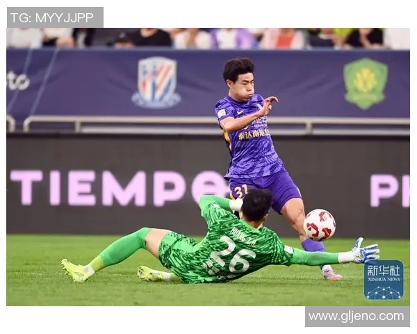 球星穿着足球裤展现英勇身姿 技术与风采兼具的精彩瞬间